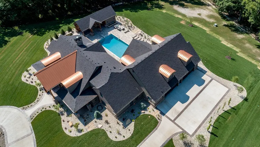 Vista aérea · Residencia con piscina